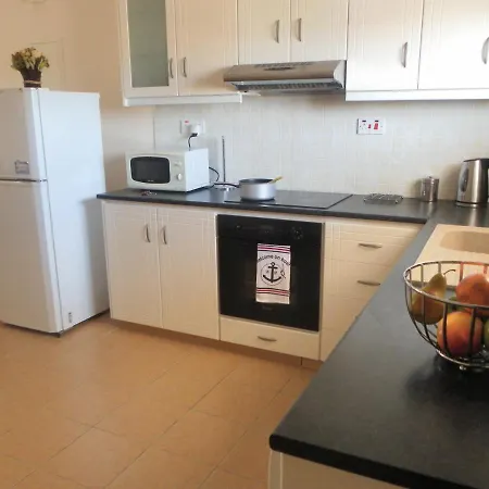 Apartman First Floor, 2 Bedroom F102, Pool View & Free Wifi Paphos